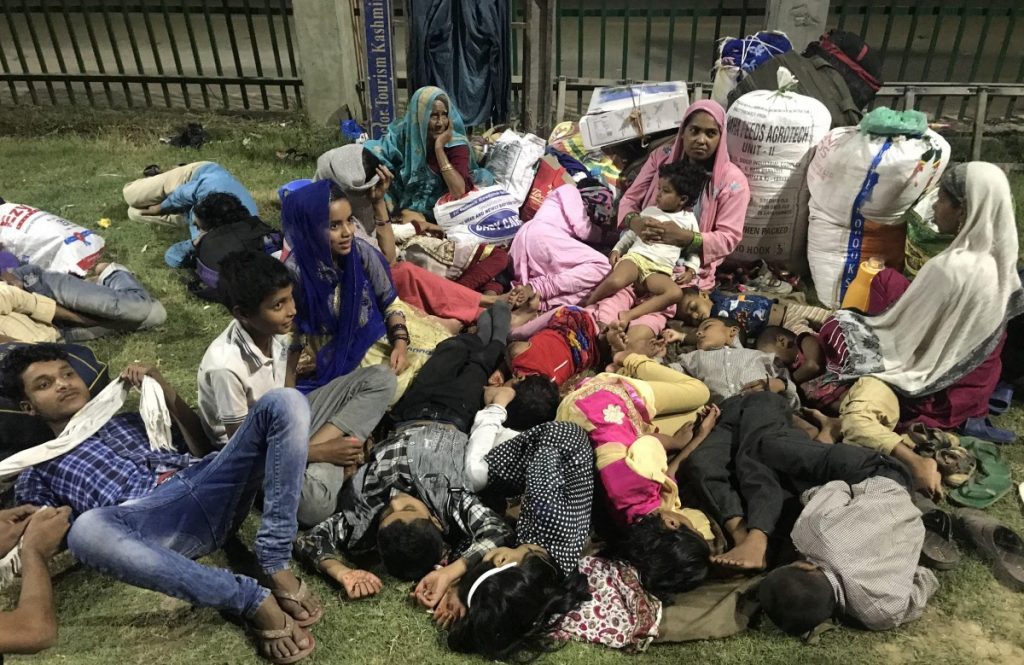 A migrant workers' family sleeping in a park at the TRC, Srinagar. (Photo: Zubair Sofi/ / The Wire)