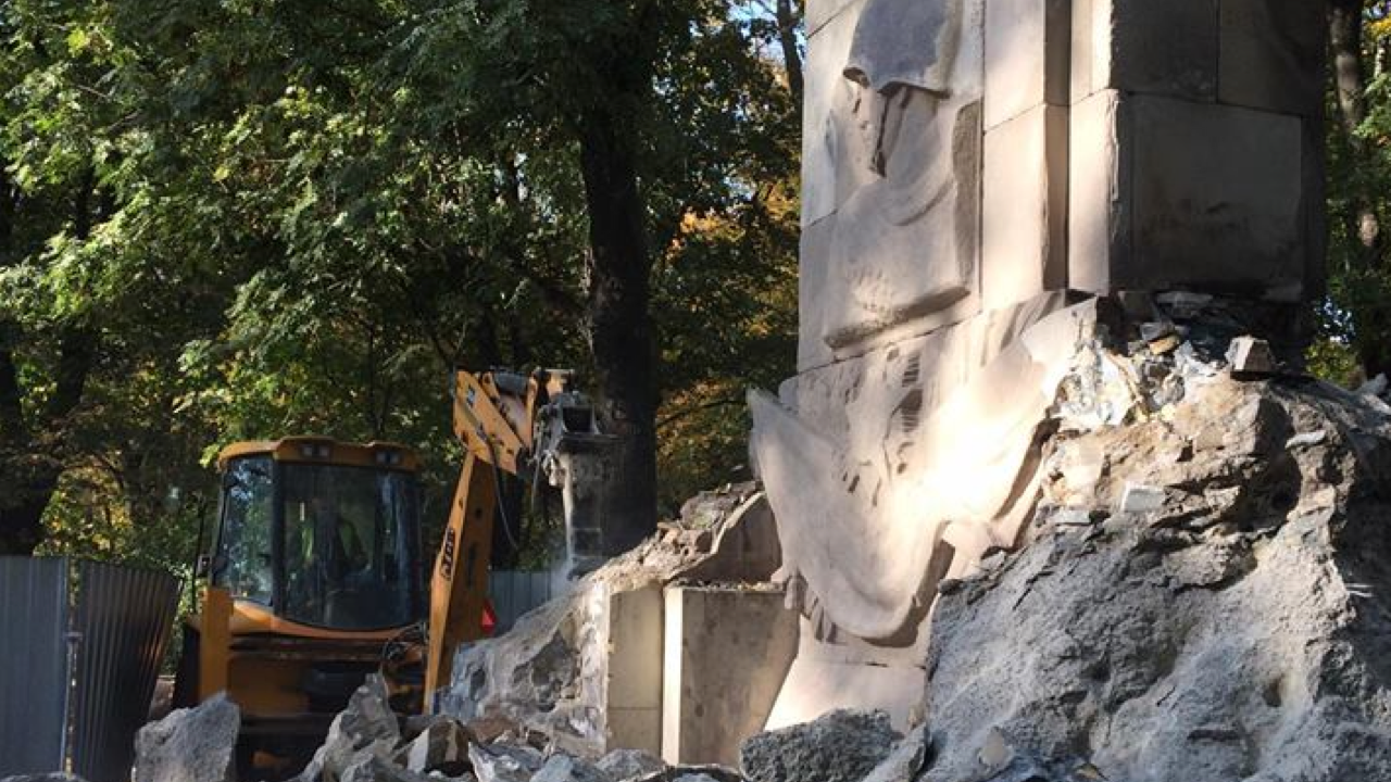 Polish communists protest demolition of WW2 memorial