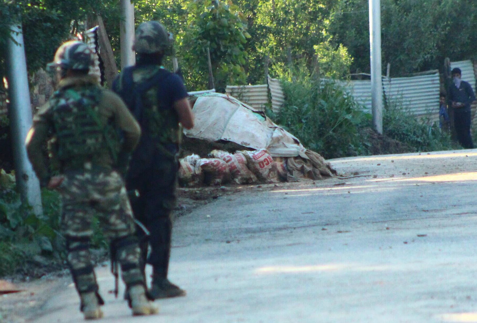 Indian forces moving towards protesters in Kashmir's Shopian district. (Photo: Kamran Yousuf/ Newsclick)