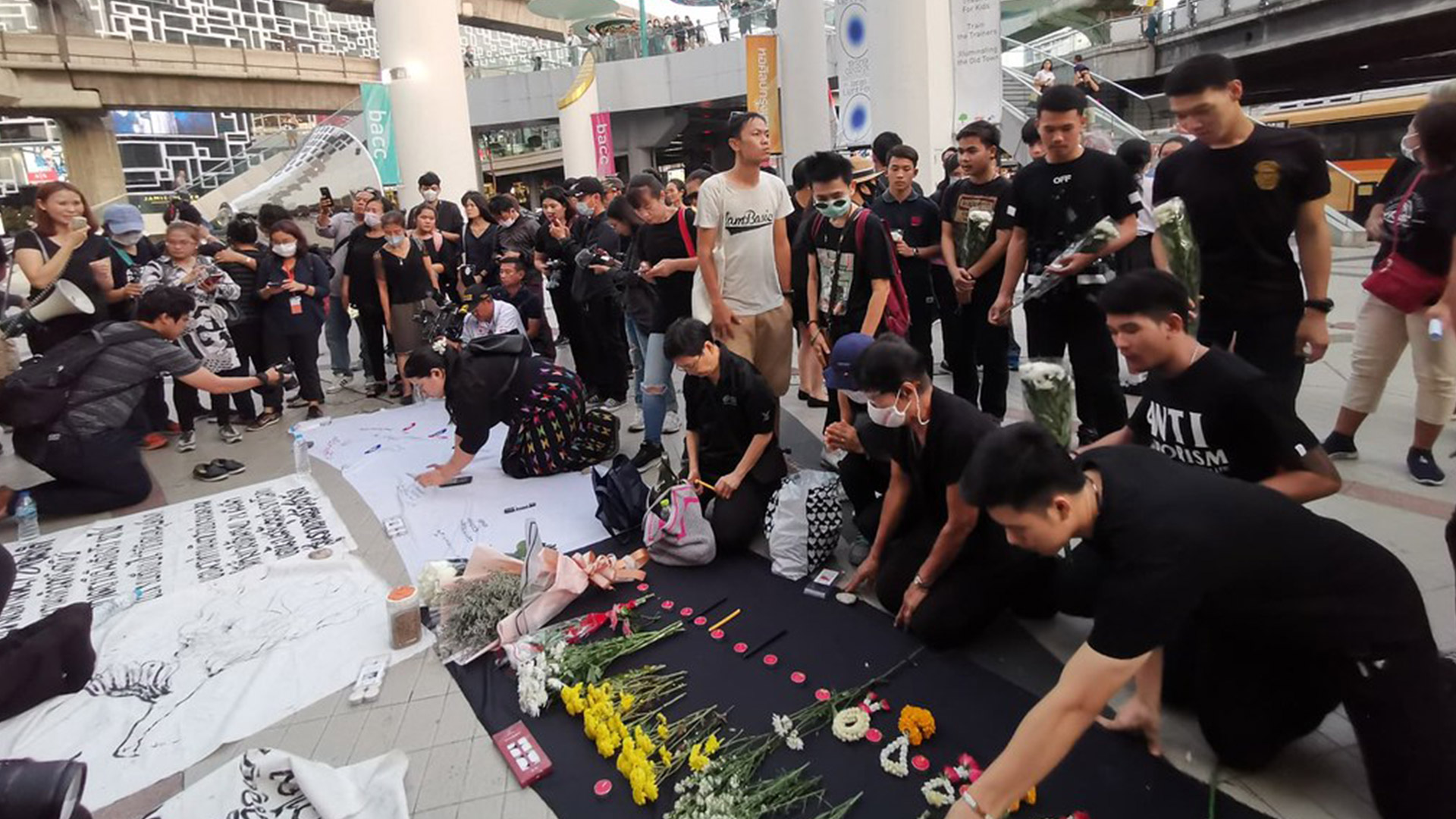 Nakhon Ratchasima Shooting Thais Gather For Candlelight Vigil Demand Army Chief S Resignation Peoples Dispatch