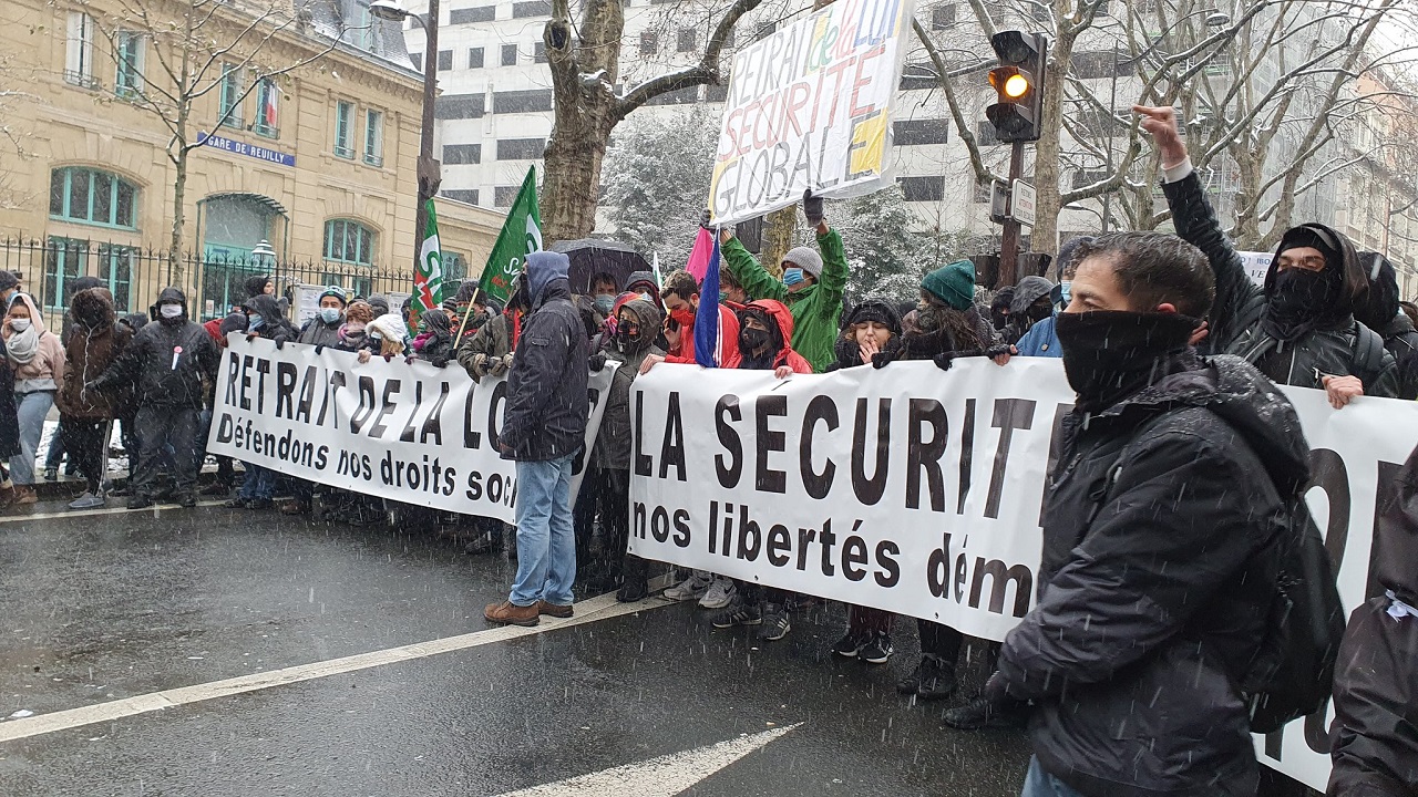 La imagen tiene un atributo ALT vacío; su nombre de archivo es 18-01-French-Protests.jpg