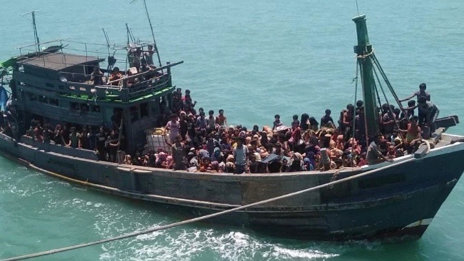 Rohingya boat stranded