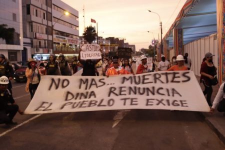 Banner from December 23, 2022 in Lima, Peru reads "No more deaths, Dina resign, the people demand it!". Photo: Zoe Alexandra