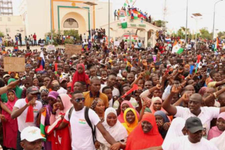 Thousands of people in Niger have taken to the streets to condemn the threat of military intervention and the severe sanctions imposed by ECOWAS. (Photo: ActuNiger)