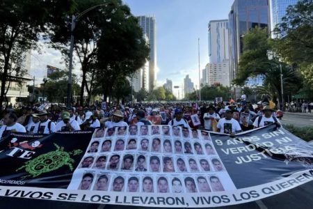 Hundreds of people participated in the march commemorating nine years since the disappearance of the 43 students from the Raúl Isidro Burgos Rural Teachers’ College in Ayotzinapa, on September 26 in Mexico City. (Photo: Roberto García Ortiz/La Jornada)