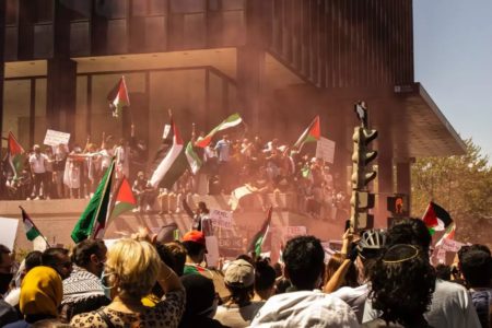 Cientos de sudafricanos en apoyo de Palestina se unieron a un piquete, encabezado por el Congreso Nacional Africano, ante la embajada israelí en Pretoria el viernes 20 de octubre. (Foto: Chrisna Senatus Pexels/Kaya 959)