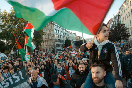 Demonstrators in Berlin take the streets in solidarity with Palestine (Photo: Montecruz Foto)
