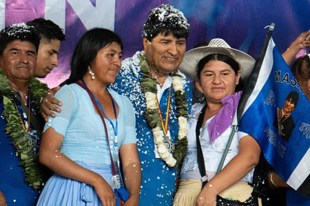 Evo Morales poses with supporters during the congress: he said that the current government is worse than that of the neoliberals - PABLO RIVERA / AFP