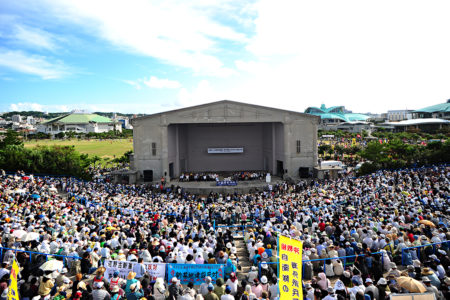 A crowd of Okinawans protesting the Futenma base in Ginowan, Okinawa in 2009 (Photo: 	Nathan Keirn)