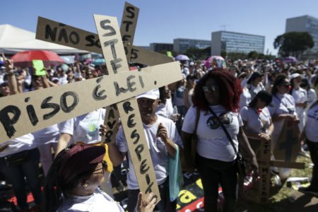 ursing professionals hold a demonstration in defense of the implementation of the minimum salary for nursing. (Photo: Marcelo Camargo/Agência Brasil)