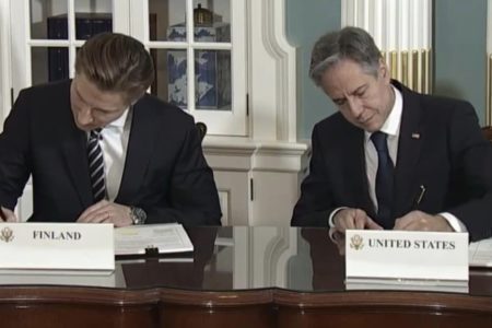 Antony Blinken (right), US. Secretary of State and Antti Hakkanen (left) Finnish Defense Minister signing  defense cooperation agreement in Washington (Photo: Antti Hakkanen/Facebook)