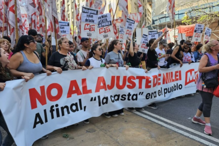 Thousands flooded the streets of Buenos Aires on December 20 on the anniversary of the 2001 uprising and to reject the economic austerity of Milei. Photo: Resumen Latinoamericano
