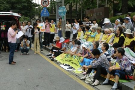 Human rights groups allege that the normalization agreement between Japan and South Korea violated victims' ability to seek justice. Here former comfort women rally in front of the Japanese Embassy in Seoul, August 2011. Photo: Wikimedia Commons