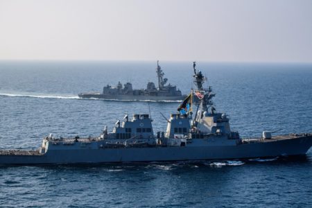 US destroyer USS Mason sails alongside the Japanese destroyer Akebono in the Gulf of Aden, November 25, 2023. (Photo: US Department of Defense)