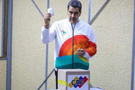 El presidente venezolano, Nicolás Maduro, vota en un referéndum en la región del Esequibo. Foto: Nicolás Maduro/X