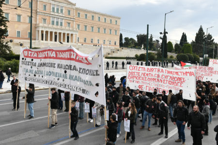 Protesters mobilize in front of the Greek parliament in Athens. Photo: 902.gr
