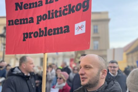 Media worker holding placard saying “No source, no political problem” during January 31 protest in Zagreb. Photo credit: Zoran Pehar/Radnička prava