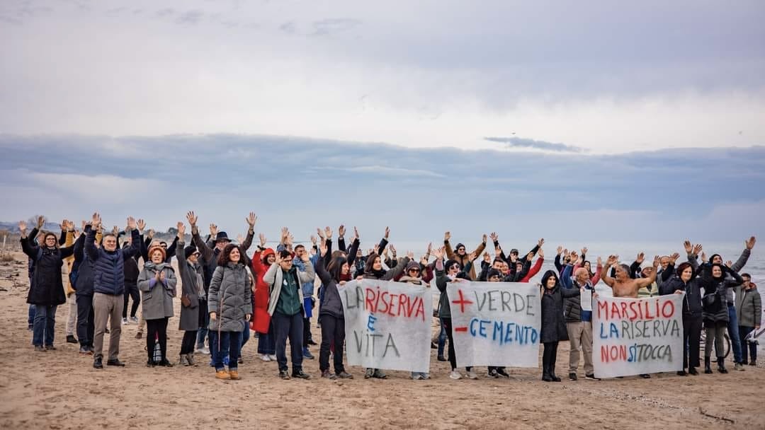 Gli attivisti intensificano la campagna per proteggere le riserve naturali in Abruzzo, Italia: invio di persone