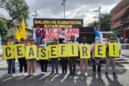 Trabajadores en Manila, Filipinas, piden un alto el fuego. (Foto: Arnel PM)