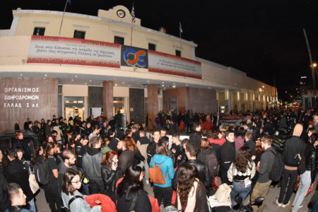 Protest outside the Larissa railway station in Greece. Photo: 902.gr