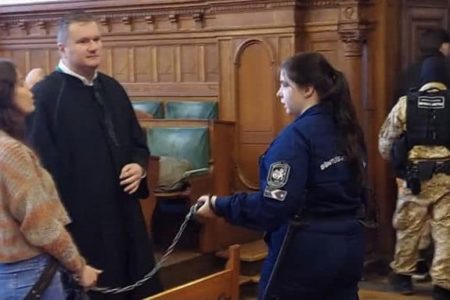 Ilara Salis (chained up) presented at Hungarian court. Photo: FGC