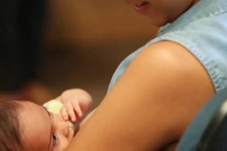 Lorrayne Paiva and her baby participate in the breastfeeding event that took place at the Samambaia Metro Station. The objective of the act is to overcome the prejudice against breastfeeding in public and encourage breastfeeding. (Photo: Elza Fiuza/Agência Brasil)