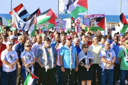 Cuban President Miguel Díaz-Canel joined hundreds of young people on November 23, 2023 to march in support of Palestine. Photo: Presidencia Cuba