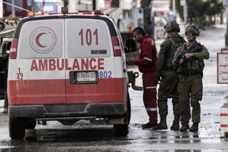 Fuerzas de ocupación israelíes obstruyen el trabajo de las ambulancias en Yenín. (Foto: Mohammad Mansour/WAFA)