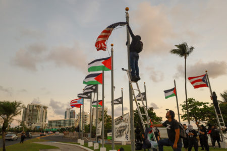 Protesters take down the US flag in San Juan (Photo: Yanina Arias)