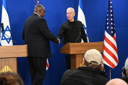 Israeli Defense Minister Yoav Gallant shakes hands with US Secretary of Defense Lloyd Austin (Photo: US Embassy Jerusalem)