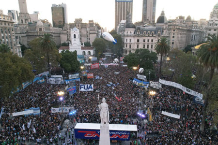Hundreds of thousands mobilize against the public university budget in Buenos Aires (Photo via Tiempo Argentino)