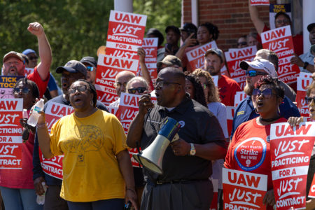 Daimler workers at UAW Local 5285 in Mount Holly, NC hold a rally (Photo: Lee Flythe via UAW)