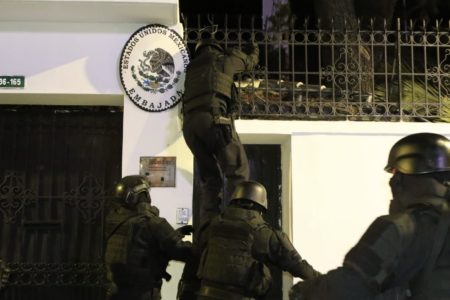Policías ecuatorianos irrumpen en la Embajada de México en Quito.