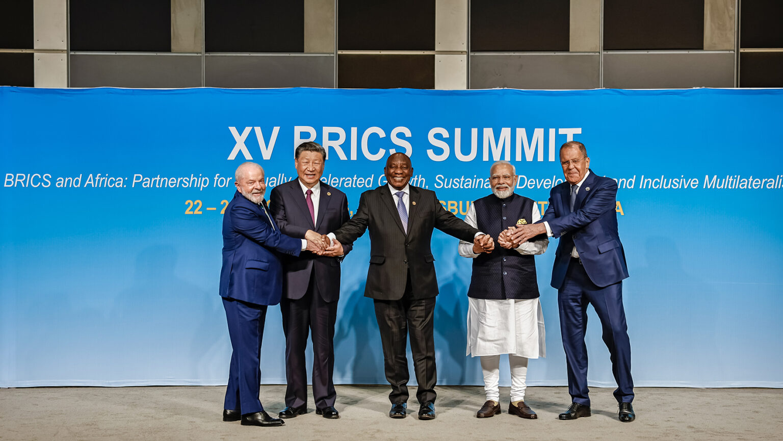 What are the possibilities and challenges of de-dollarizing the Global ...