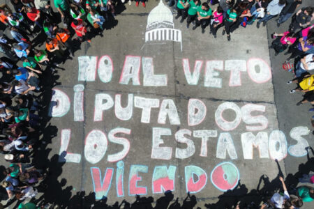 Students rise up against Miley's government (Photo via Emergentes Medio)