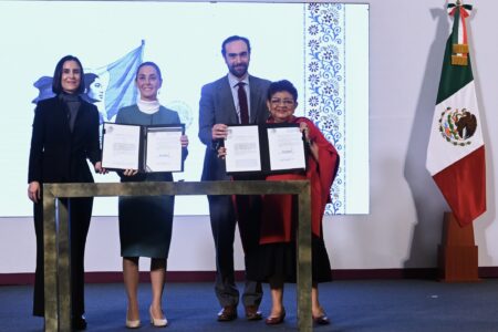 Mexican President Claudia Sheinbaum presenting the decrees to de-privatize PEMEX and CFE. Photo: Presidencia MX