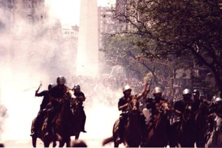 Policía reprimiendo a manifestantes. Foto: PR Foto Baires/ Wikimedia commons