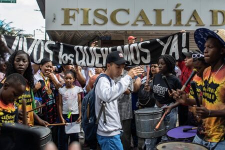Rally outside prosecutors office in Guayaquil demanding the immediate return of the four disappeared children. Photo: CDH Guayaquil.