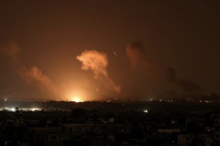 Ataque aéreo nocturno contra Gaza. Foto: Wafa