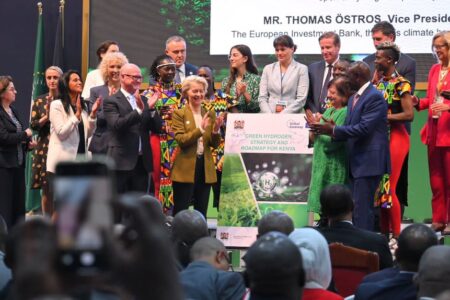 African Climate Summit in Nairobi. Ursula von der Leyen, president of the European Commission, Kenyan President William Ruto, and others sign Kenya's Green Hydrogen Strategy. Photo: ACS