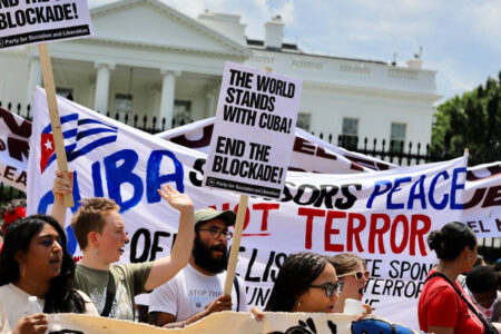 Demonstrators outside of the White House demand an end to the US blockade of Cuba (Photo: Hannah Craig)
