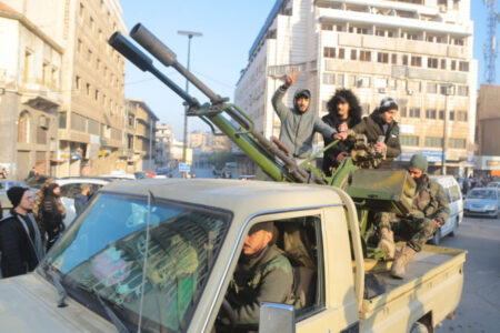 Grupos terroristas sirios dirigidos por Mohammed al-Julani (antiguo dirigente de Al Qaeda) tomando Damasco. Foto vía The New Arab