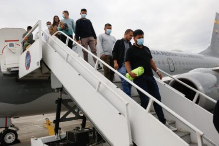 Colombian migrants returning on a Colombian Air Force plane on January 28. Photo: Cancilleria Colombia / X