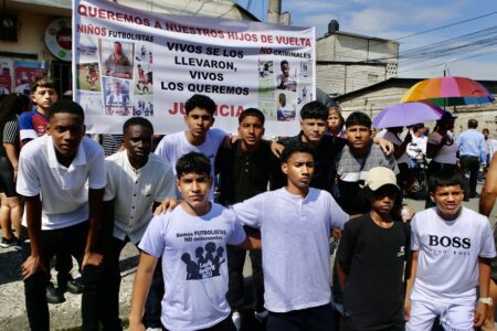 Young football players mourn the disappearance and killing of the four from Guayaquil. Photo: @veropotes / X