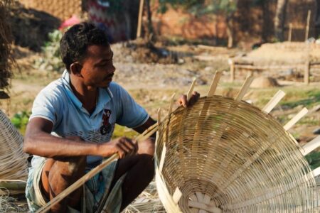 Sanju Maholi, 30, lives in English, a Dalit hamlet in Bihar's Banka district in India, and has been weaving baskets since he was 15. Photo: Shreya Katyayini/Peoples Archive of Rural India