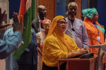 Hadjara Ali Soumaila, a leader at the Confederation of Pan-African Women Combatants and Leaders,  speaks against economic sanctions on Niger.
(Photo: Pedro Stropasolas)