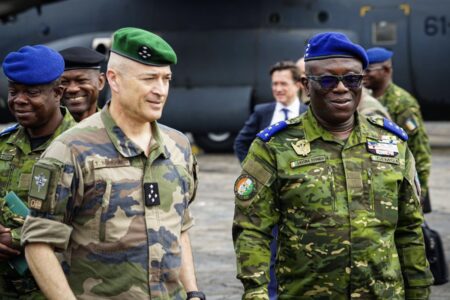 General Thierry Burkhard, Chief of the French Armed Forces General Staff, with General Lassina Doumbia, Chief of the Ivorian Armed Forces. Photo: Chief of the French Armed Forces General Staff / X