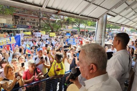 Álvaro Uribe call for military invasion of Venezuela in front of cheering crowd on January 11.
(Photo: Centro Democrático/ X)