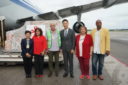 Representatives of the Cuban government with the Chinese ambassador to Cuba (Photo: Chinese Embassy in Cuba)