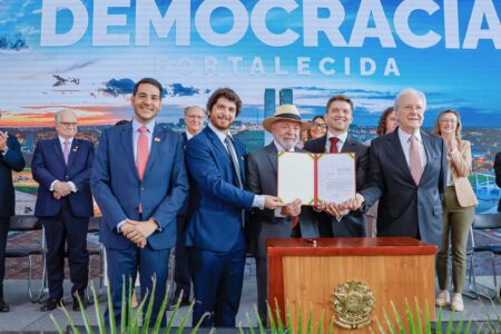 Lula, alongside Eunice's grandchildren, Chico Rubens Paiva and Juca Paiva, during the event on Wednesday (Photo: Ricardo Stuckert)